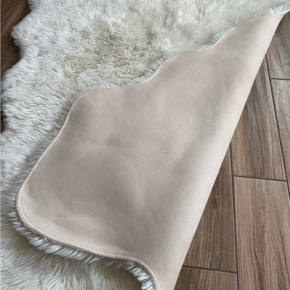 Faux Sheepskin Rug - Picture 3 of 4